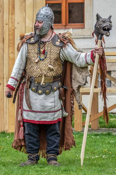 Дакийский солдат в боевом костюме, Альба Юлия, Румыния — стоковое фото