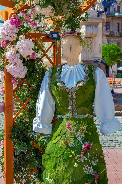 Decoração floral com uma estátua de madeira — Fotografia de Stock