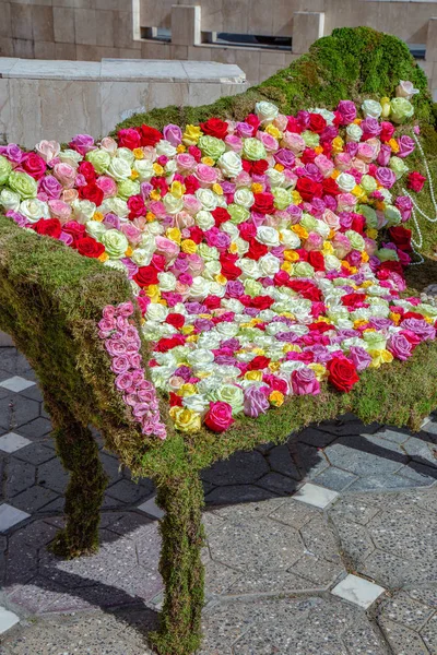 Sofa decorated with flowers — Stock Photo, Image