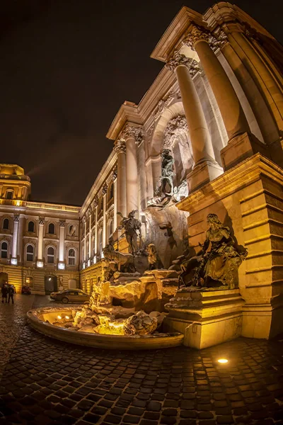 Vista notturna della Fontana di Mattia, Budapest, Ungheria — Foto Stock