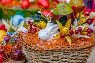 Küçük çok renkli Paskalya için evi dekore için düzenleme