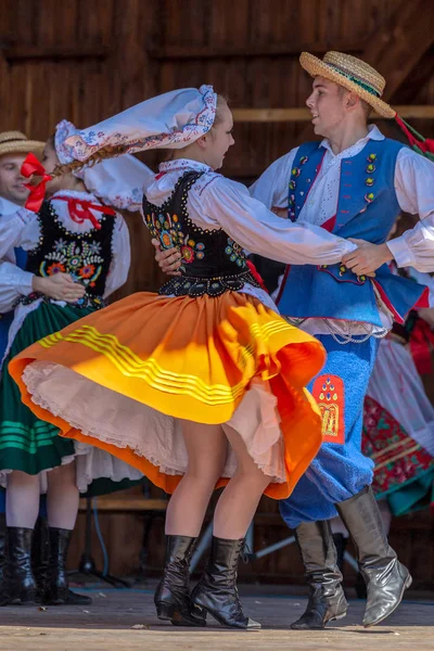 Tanečníci z Polska v tradičním kostýmu — Stock fotografie