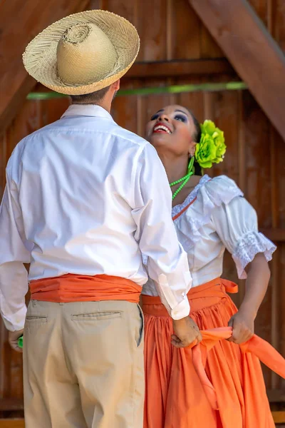 Tänzer aus Puerto Rico in traditioneller Tracht — Stockfoto