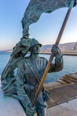 Bayraklı bronz asker heykeli, Trieste, Italya