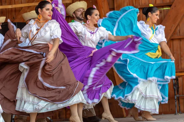 从波多黎各身着传统服饰的舞者 — 图库照片