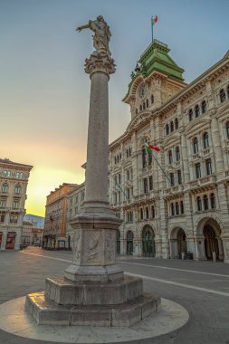 Belediye Binası ve Colonna Carlo vi Asburgo, Trieste, Italya