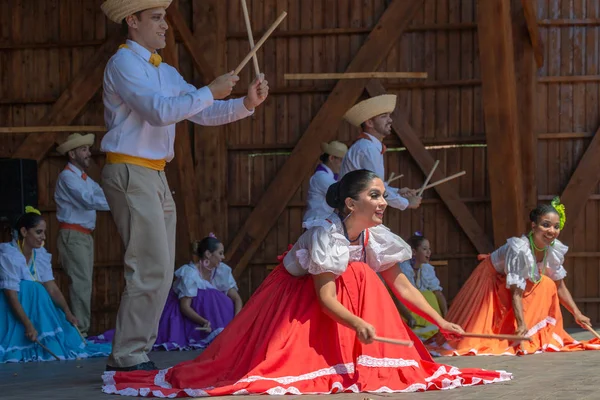 Dançarinos de Porto Rico em traje tradicional — Fotografia de Stock