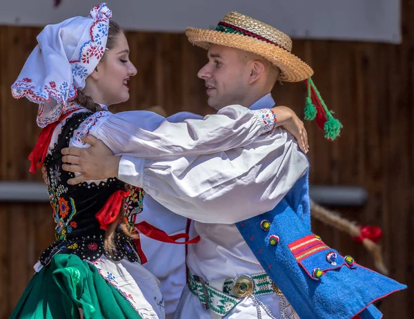 Jóvenes bailarines polacos en traje tradicional —  Fotos de Stock