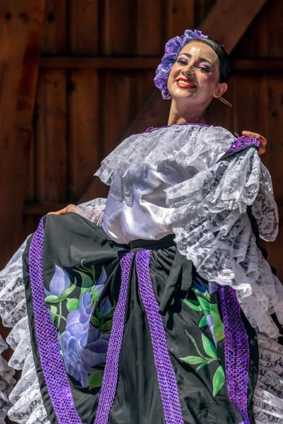 从哥伦比亚身着传统服饰的舞者 — 图库照片