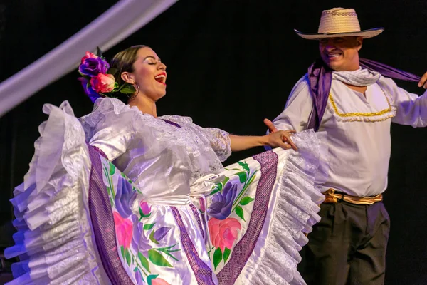 来自哥伦比亚的舞者穿着传统服装 — 图库照片