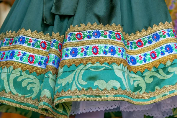 Détail du costume folklorique slovaque traditionnel porté par les femmes — Photo