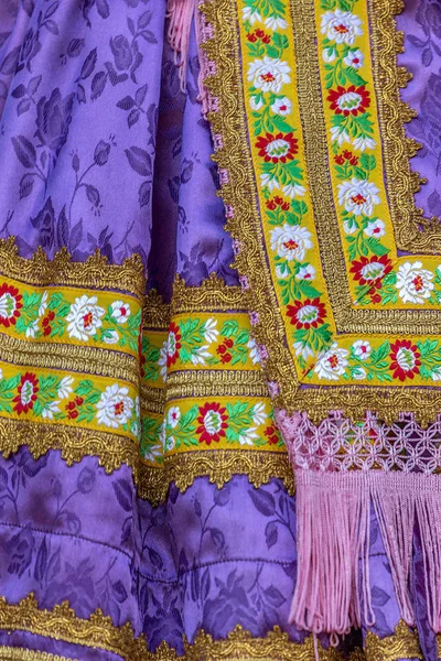 Dettaglio del costume tradizionale slovacco indossato dalle donne — Foto Stock