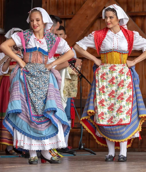 Italští tanečníci v tradičním kostýmu — Stock fotografie