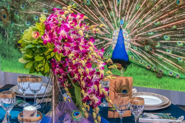 Romantiska arrangemang vid ett festligt bord — Stockfoto
