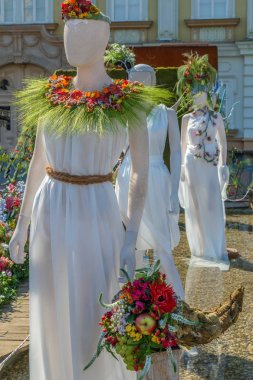 Heykeller ile güzel çiçek dekorasyonu