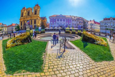 Timisoara, R çiçek dekorasyonu ve turistler ile Union Square