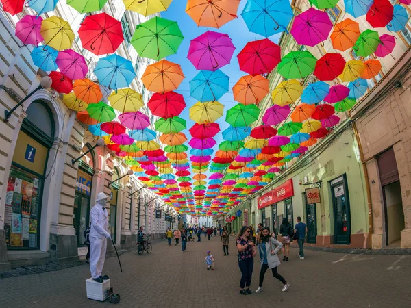ティミショアラ、ルーマニアの色の傘を持つ通り — ストック写真