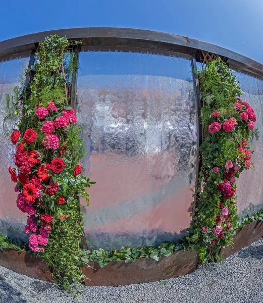 Decorazioni floreali su uno sfondo di vetro — Foto Stock