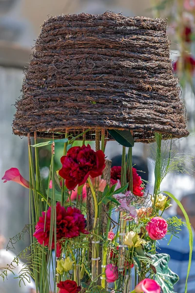 Floral decorations with a wicker basket — Stock Photo, Image