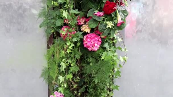 Florale Decoraties Een Achtergrond Van Glas Met Stromend Water — Stockvideo