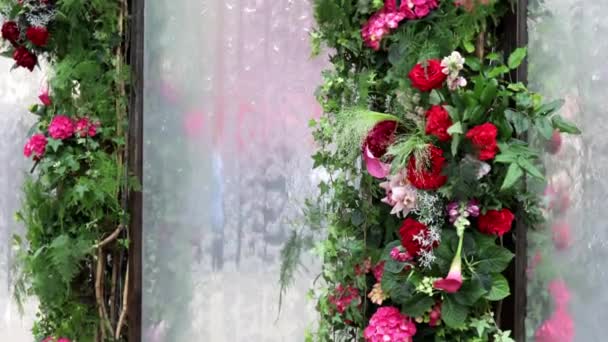 Florale Decoraties Een Achtergrond Van Glas Met Stromend Water — Stockvideo