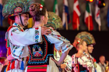 Geleneksel kostüm Romanya'dan dansçılar