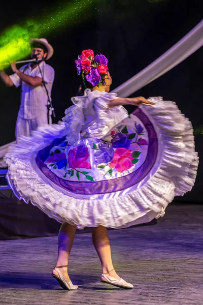 Dansare från Colombia i traditionell dräkt — Stockfoto