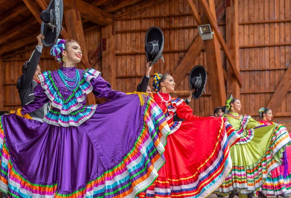 来自墨西哥的歌手穿着传统服装 — 图库照片