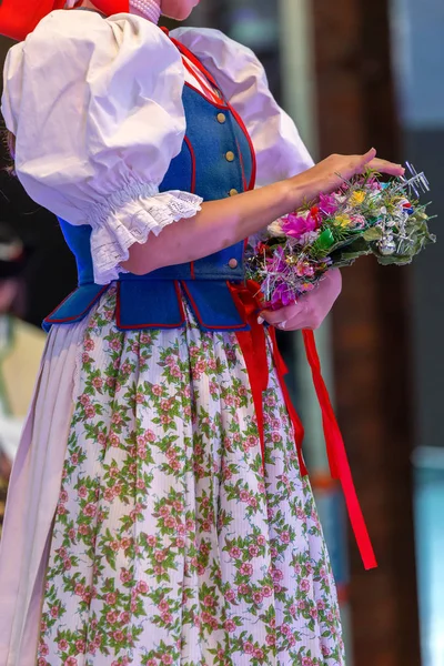 Słowacki tancerz w tradycyjnym stroju — Zdjęcie stockowe