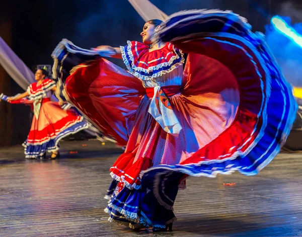 Junge tänzer aus costa rica in traditioneller tracht — Stockfoto