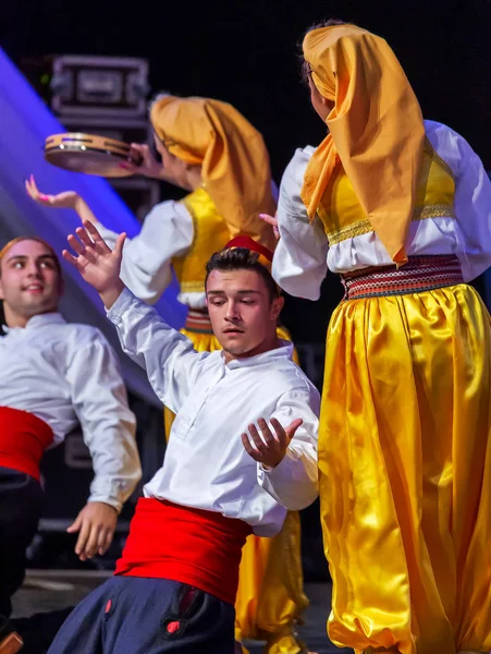 Юные танцоры Сербии — стоковое фото