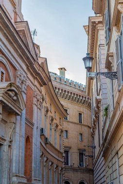 Roma'nın eski ve küçük merkezi caddesi, İtalya