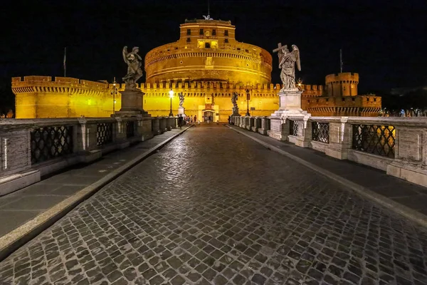 Vista notturna con Angels Bridge, Roma, Italia — Foto Stock