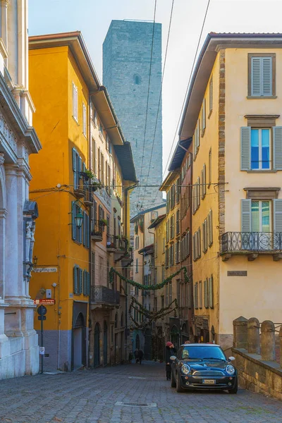 Pequeña calle central de Bérgamo antigua ciudad medieval, Italia —  Fotos de Stock