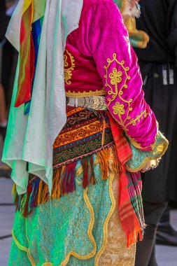 Türk kadın dansçıda kıyafet detayı