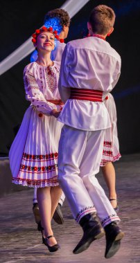 Timisoara, Romanya - 9 Temmuz 2016: Uluslararası Halk Festivali Uluslararası Kalpler Festivali'nde Geleneksel kostümlü Ukrayna'dan genç dansçılar Belediye Binası tarafından düzenlenen.