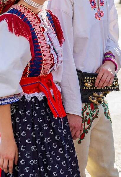 Ropa específicamente decorada en una pareja eslovaca de baile —  Fotos de Stock