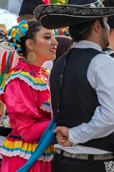 Bailarinas mexicanas en traje tradicional —  Fotos de Stock