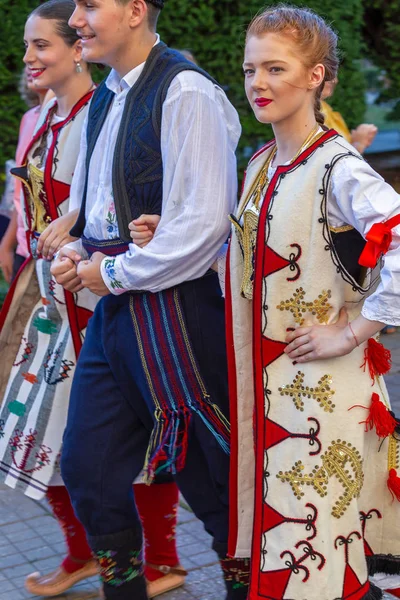 Dansers uit Servië in klederdracht — Stockfoto