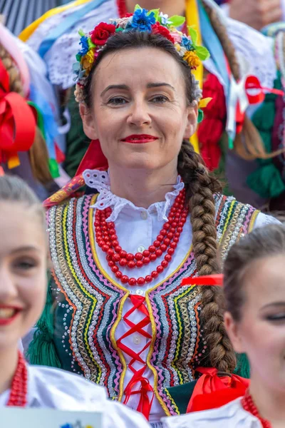 Mujer bailarina madura de Polonia en traje tradicional —  Fotos de Stock