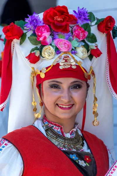 Porträtt av dansare flicka från Bulgarien i traditionell dräkt — Stockfoto