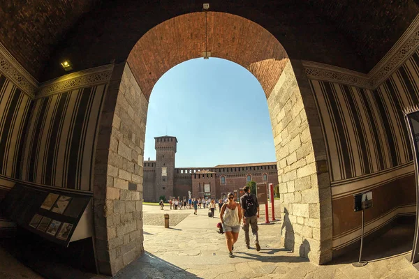 Castello Sforzesco con turisti, Milano, Italia — Foto Stock