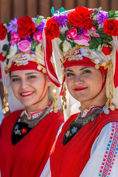 Retrato de meninas dançarinas da Bulgária em traje tradicional — Fotografia de Stock