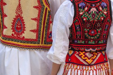 Erkekler ve kadınlar için Romen halk kostümleri