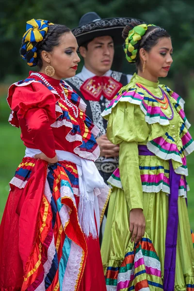 Mexikói táncosok népviseletben — Stock Fotó