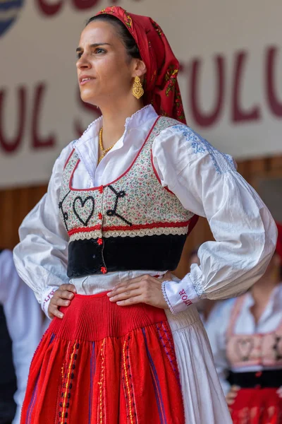 Dansare flicka från Portugal i traditionell kostym — Stockfoto