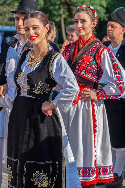 Unga flickor från Rumänien i traditionell kostym — Stockfoto