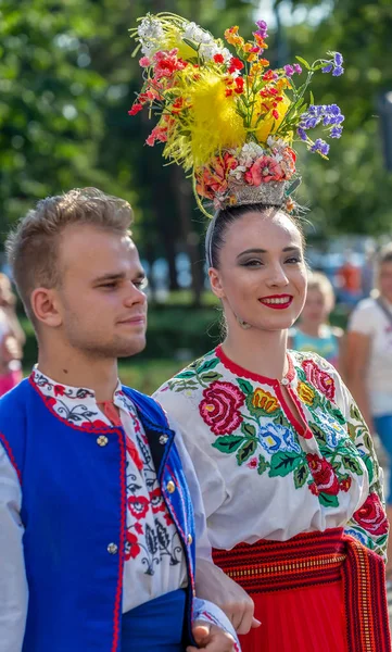 Unga dansare från Ukraina och Polen i traditionell kostym — Stockfoto
