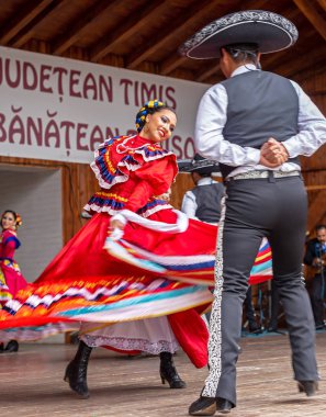Geleneksel kostümlü Meksika'dan dansçılar