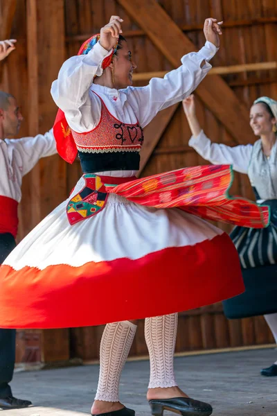 Dançarina menina de Portugal no tradicional — Fotografia de Stock